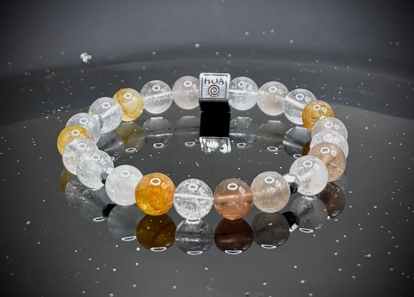 Гривна HOA „Топаз“ от естествени камъни, ръчно изработена. Висок клас топаз в чист и елегантен стил.